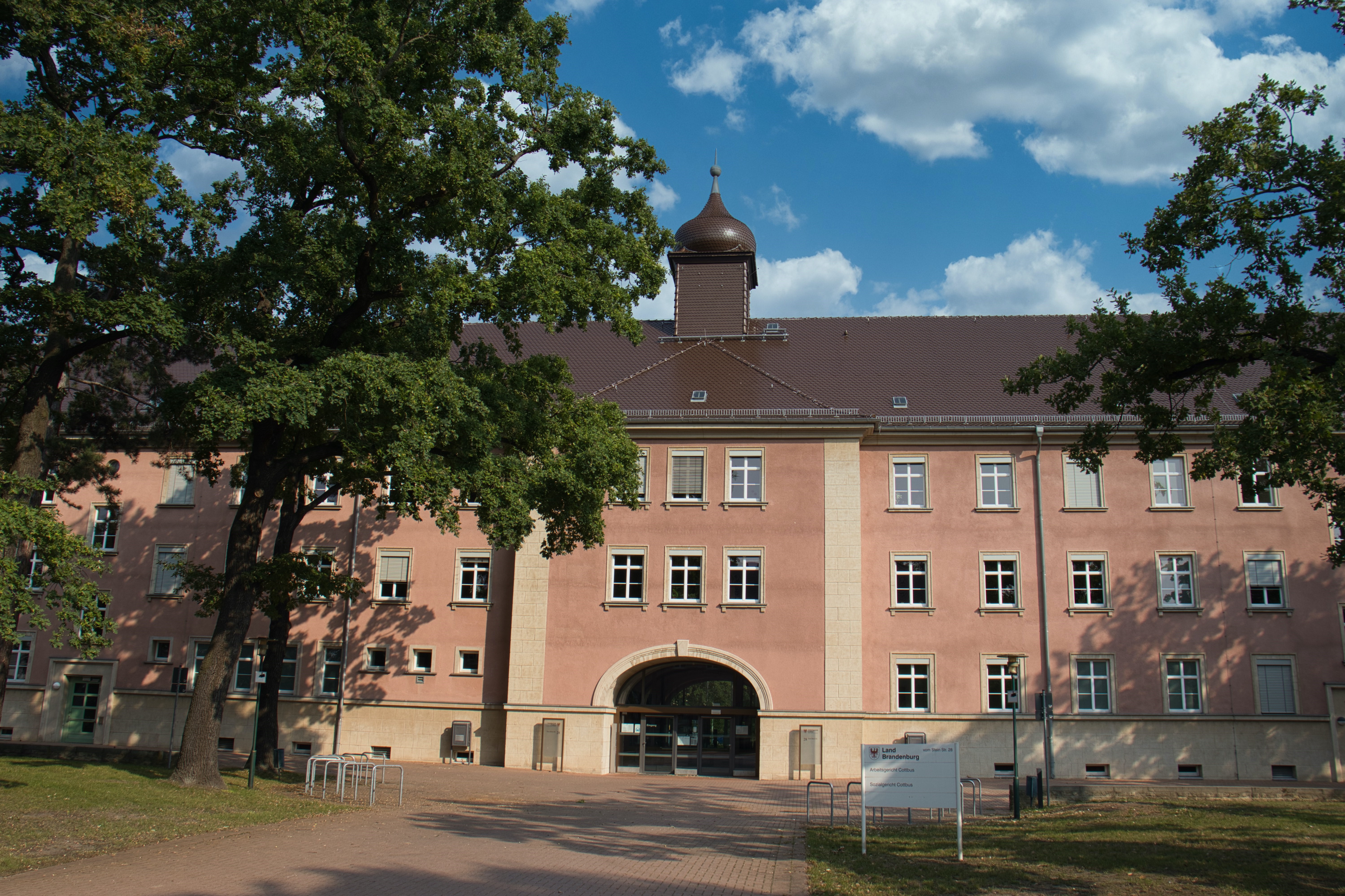 Eingangsportal des Sozialgerichts in Cottbus